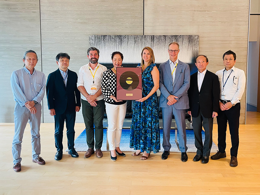 Foto del equipo AUTEC con el disco de oro