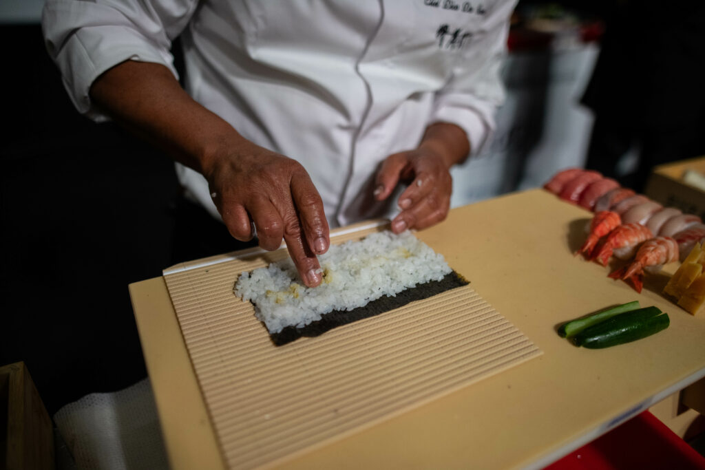 Hacer una esterilla de arroz a mano para preparar sushi