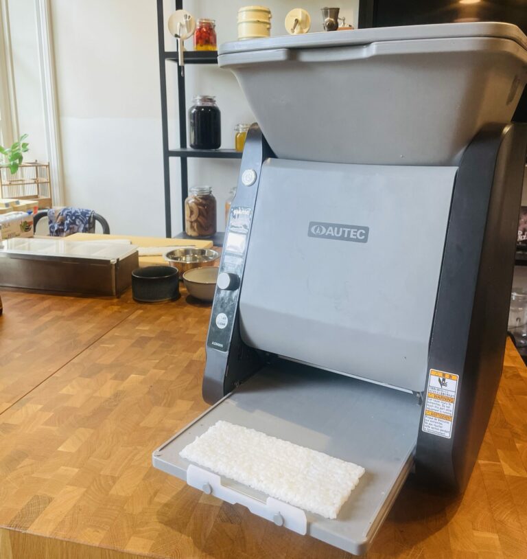 Una estera de arroz que da fe de la automatización en la gastronomía japonesa