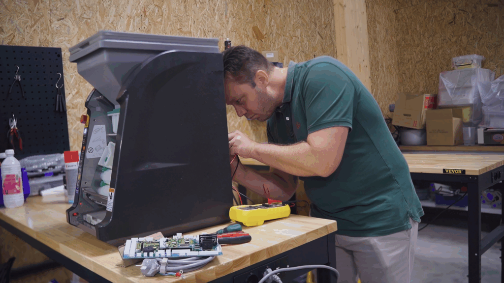 Technicien qui fait une maintenance