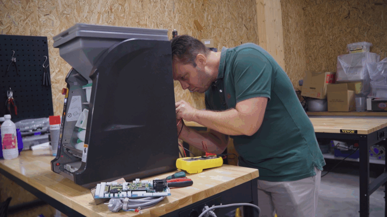 Technicien qui fait une maintenance